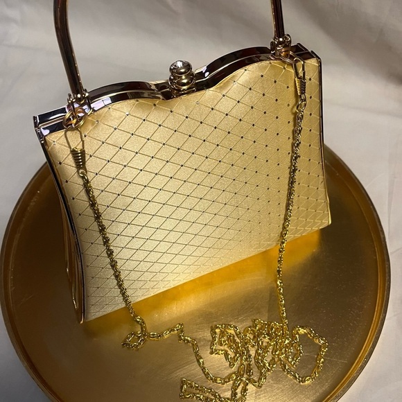 🔥SALE Vintage Gold handbag with Gold-Tone Chain - Picture 3 of 13